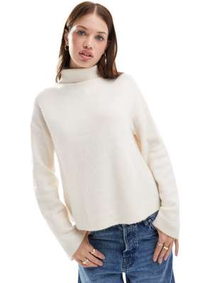 ASOS DESIGN - Hochgeschlossener Strickpullover in Creme-Weiß