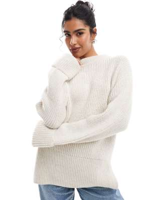 ASOS DESIGN - Hochgeschlossener Strickpullover in Ecru mit Bündchen-Weiß