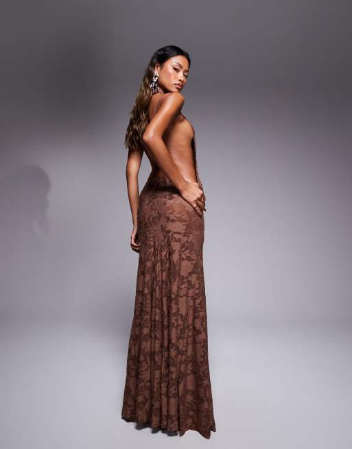 ASOS DESIGN – Hochgeschlossenes, ärmelloses Maxikleid in Braun aus Ausbrenner-Samt, 3 von 4