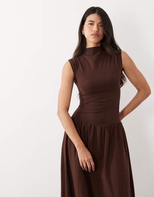 ASOS DESIGN – Hochgeschlossenes, ärmelloses Maxikleid in Schokobraun mit tiefer Taille, 2 von 4