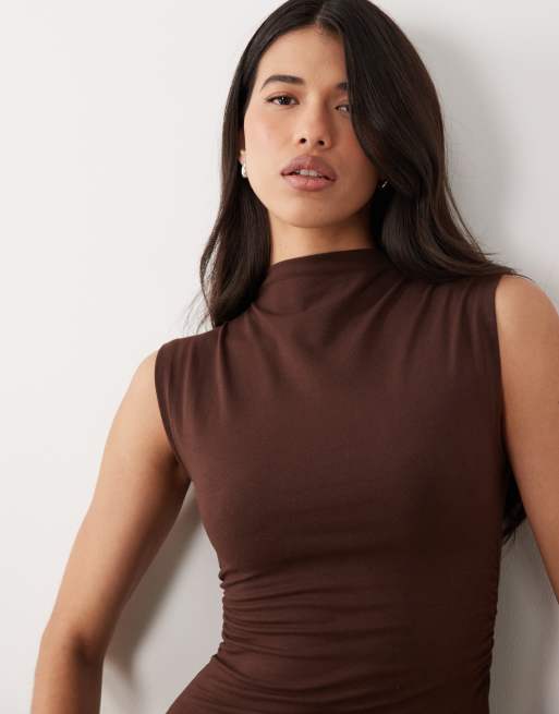 ASOS DESIGN – Hochgeschlossenes, ärmelloses Maxikleid in Schokobraun mit tiefer Taille, 3 von 4