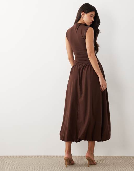 ASOS DESIGN – Hochgeschlossenes, ärmelloses Maxikleid in Schokobraun mit tiefer Taille, 4 von 4