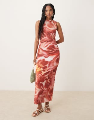 ASOS DESIGN - Hochgeschlossenes, ärmelloses Midikleid in Burgunderrot mit verwischtem Blumenmuster-Bunt