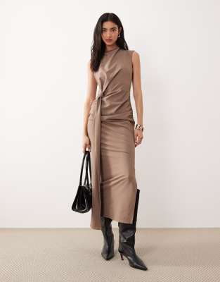 ASOS DESIGN - Hochgeschlossenes, ärmelloses Midikleid in Mokka mit geraffter Vorderseite mit Knotendetail-Neutral