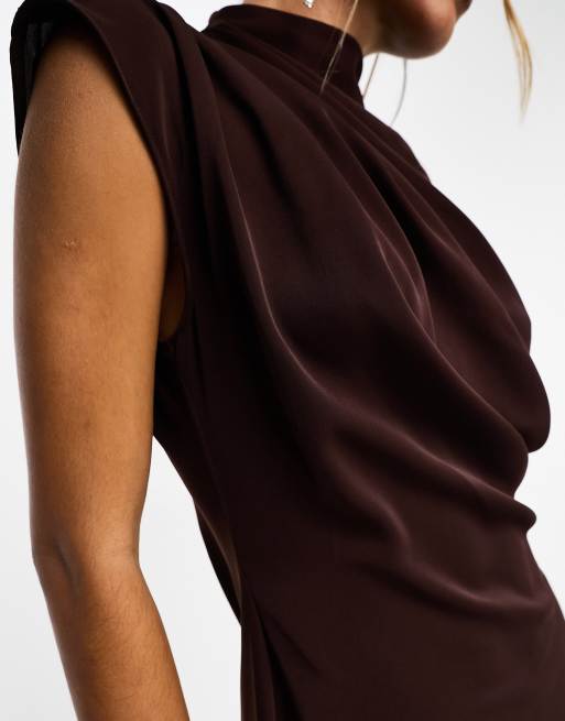 ASOS DESIGN – Hochgeschlossenes, ärmelloses Midikleid in Schokobraun mit drapiertem Ausschnitt, 2 von 4