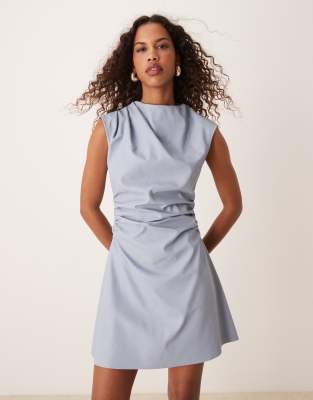 ASOS DESIGN - Hochgeschlossenes, ärmelloses Minikleid im Lederlook in Himmelblau mit Rüschendetail