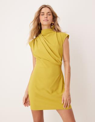 ASOS DESIGN - Hochgeschlossenes, ärmelloses Minikleid in Gold mit drapiertem Ausschnitt-Goldfarben