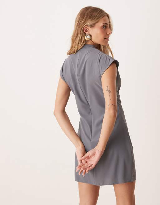 ASOS DESIGN – Hochgeschlossenes, ärmelloses Minikleid in Grau mit drapiertem Ausschnitt, 3 von 4