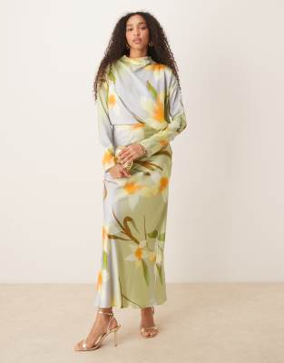 ASOS DESIGN - Hochgeschlossenes, asymmetrisch geschnittenes Satin-Maxikleid mit gelbem Blumenmuster und Ärmeldetail-Bunt