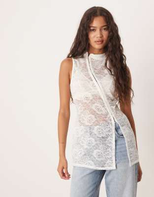 ASOS DESIGN - Hochgeschlossenes, asymmetrisches Longline-Oberteil aus Spitze in Elfenbeinweiß