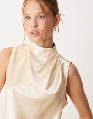 ASOS DESIGN - Hochgeschlossenes, asymmetrisches Satin-Oberteil in Elfenbein, Kombiteil-Weiß