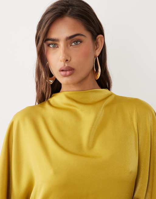 ASOS DESIGN – Hochgeschlossenes Blouson-Maxikleid aus Satin in Chartreuse mit Flatterärmeln, 2 von 4