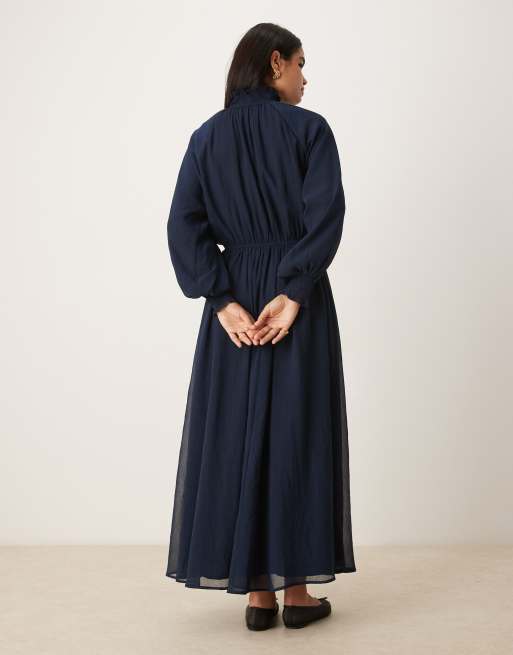 ASOS DESIGN – Hochgeschlossenes Chiffon-Maxikleid in Marineblau mit Rüschendetail, 3 von 4