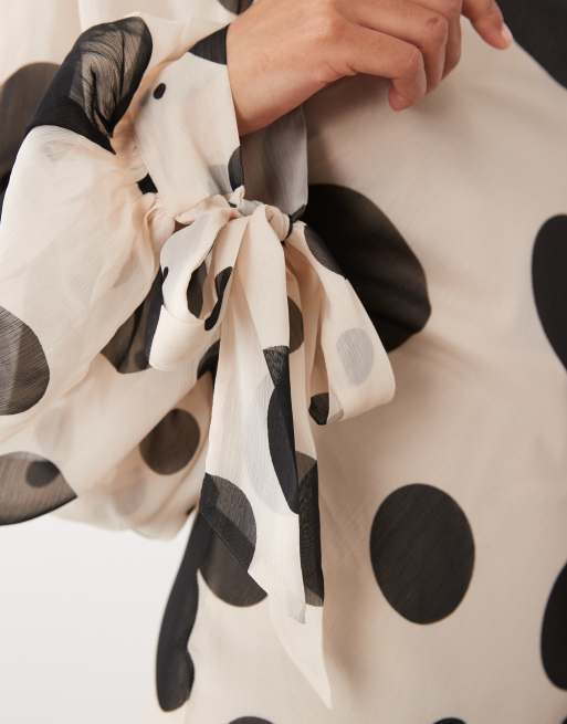 ASOS DESIGN – Hochgeschlossenes Chiffon-Maxikleid mit Polka Dots und Godet-Saum, 4 von 4