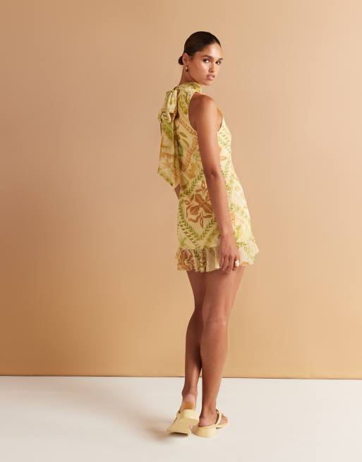 ASOS DESIGN – Hochgeschlossenes Chiffon-Minikleid mit Wasserfallausschnitt hinten und tropischem Muster, 3 von 4