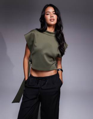 ASOS DESIGN - Hochgeschlossenes, Cropped-Oberteil in Grün mit seitlichen Laschen zum Schnüren