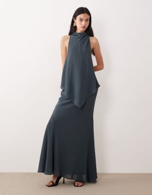 ASOS DESIGN - Hochgeschlossenes, doppellagiges Maxikleid aus Chiffon in Anthrazitgrau