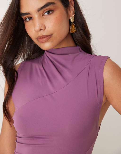 ASOS DESIGN – Hochgeschlossenes, drapiertes Maxikleid in Weintraube mit Ziernaht, 4 von 4