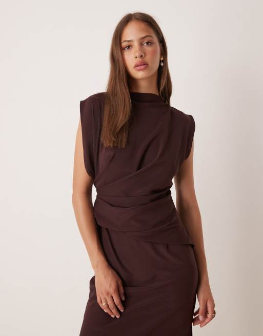 ASOS DESIGN – Hochgeschlossenes, drapiertes Midikleid in Schokobraun mit Falten, 2 von 4