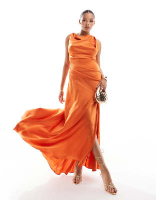 ASOS DESIGN - Hochgeschlossenes, drapiertes Satin-Maxikleid in dunklem Orange mit überlangem Schnitt