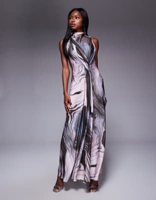 ASOS DESIGN - Hochgeschlossenes, drapiertes Satin-Maxikleid mit abstraktem, braunen Print und eingestecktem Design-Bunt