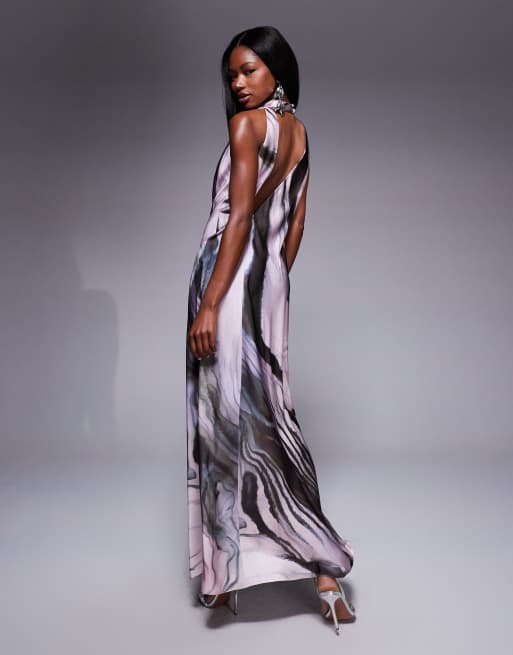 ASOS DESIGN – Hochgeschlossenes, drapiertes Satin-Maxikleid mit abstraktem, braunen Print und eingestecktem Design, 2 von 4