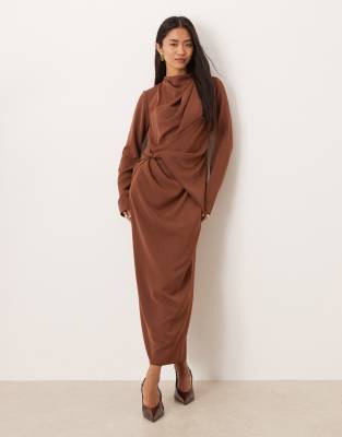ASOS DESIGN - Hochgeschlossenes, figurbetontes Maxikleid in Schokobraun mit Drapierung-Brown