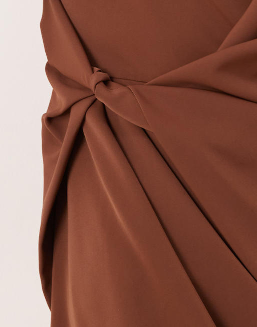 ASOS DESIGN – Hochgeschlossenes, figurbetontes Maxikleid in Schokobraun mit Drapierung, 2 von 4
