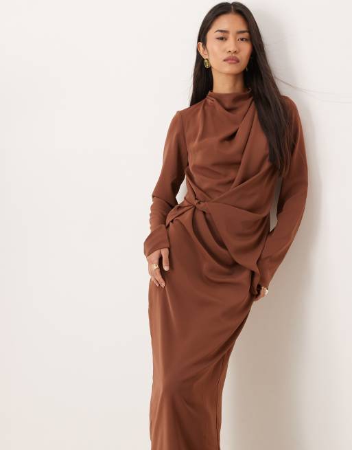 ASOS DESIGN – Hochgeschlossenes, figurbetontes Maxikleid in Schokobraun mit Drapierung, 3 von 4