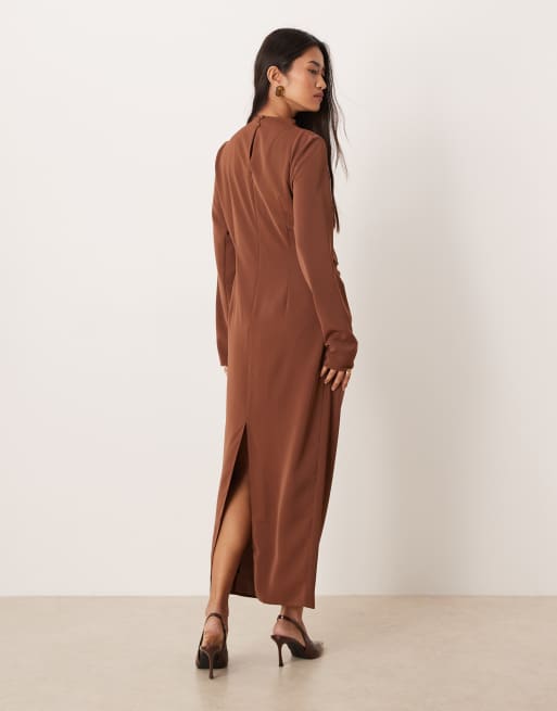 ASOS DESIGN – Hochgeschlossenes, figurbetontes Maxikleid in Schokobraun mit Drapierung, 4 von 4