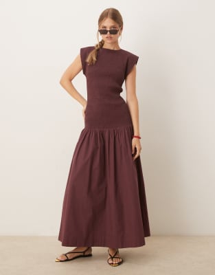 ASOS DESIGN - Hochgeschlossenes, gerafftes Maxikleid in dunklem Traubenrot mit tief angesetzter Taille-Lila