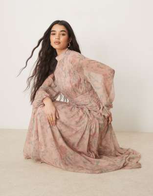 ASOS DESIGN - Hochgeschlossenes, gerafftes Maxikleid mit verschwommenem Blumenmuster in Rosa und Winkelraffungsmuster-Bu...