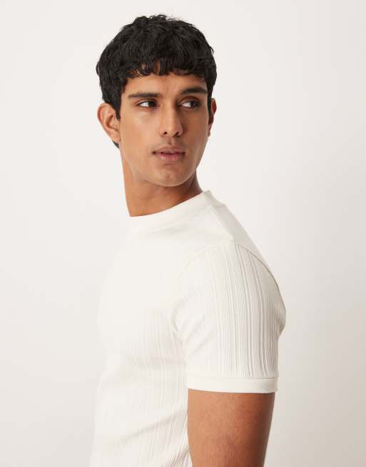 ASOS DESIGN – Hochgeschlossenes, körperbetontes T-Shirt in Cremeweiß mit Struktur, 4 von 5