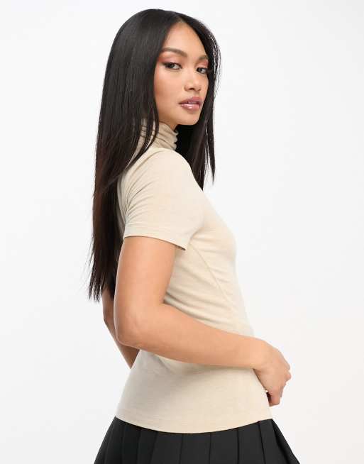 ASOS DESIGN – Hochgeschlossenes, kurzärmliges Oberteil aus Feinstrick in Kamelbeige meliert, 2 von 4