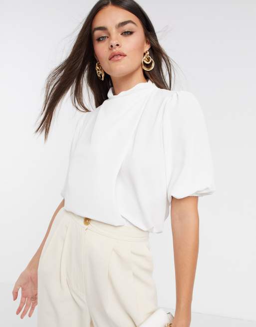 ASOS DESIGN – Hochgeschlossenes, kurzärmliges Oberteil mit Drapierung in Elfenbein