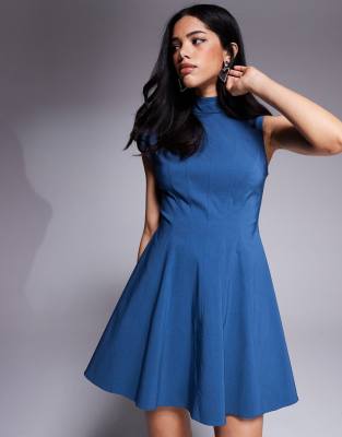 ASOS DESIGN - Hochgeschlossenes, kurzes Bengaline-Skater-Kleid in Jeansblau mit asymmetrischem Ärmel und Ziernaht