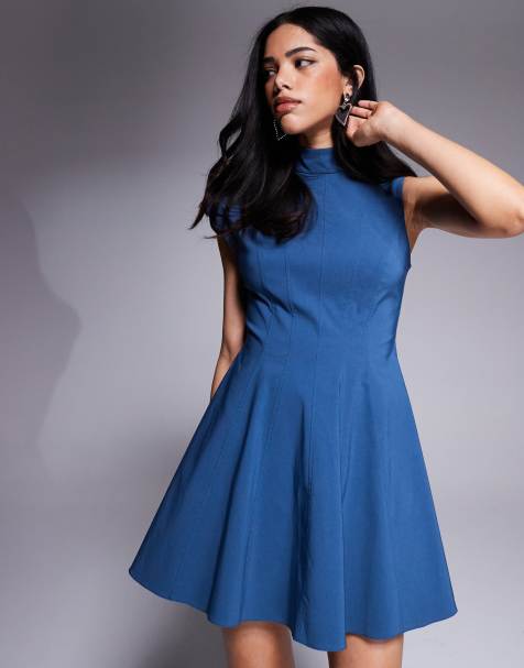 ASOS DESIGN – Hochgeschlossenes, kurzes Bengaline-Skater-Kleid in Jeansblau mit asymmetrischem Ärmel und Ziernaht - view 1