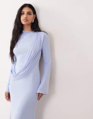 ASOS DESIGN - Hochgeschlossenes, langärmliges Maxikleid aus Netzstoff in Blau mit drapiertem Design