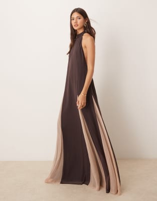 ASOS DESIGN - Hochgeschlossenes Maxikleid aus Chiffon in Braun mit kontrastierendem Godet-Rockteil