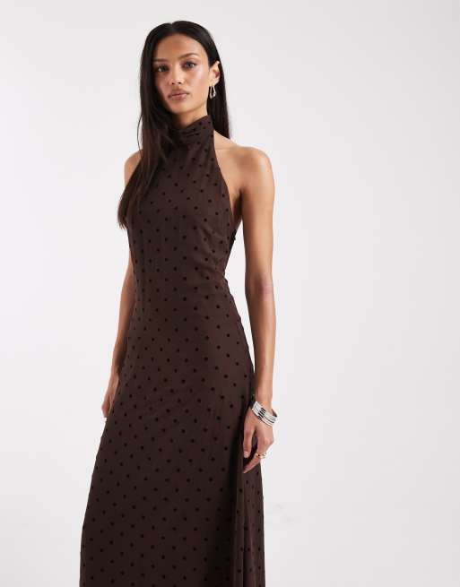 ASOS DESIGN – Hochgeschlossenes Maxikleid aus Chiffon in Schokobraun mit Punktemuster, 2 von 4