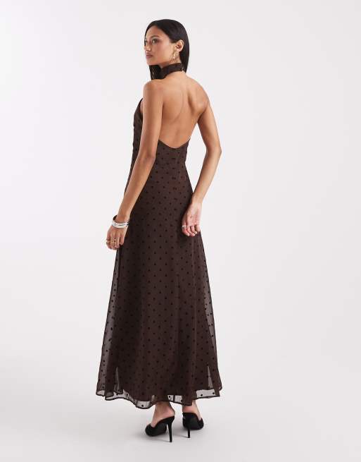 ASOS DESIGN – Hochgeschlossenes Maxikleid aus Chiffon in Schokobraun mit Punktemuster, 4 von 4