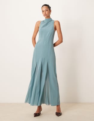 ASOS DESIGN - Hochgeschlossenes Maxikleid aus Chiffon in verwaschenem Blau mit Godet-Details