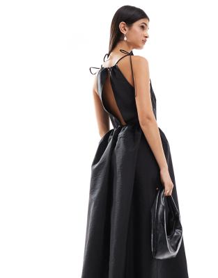 ASOS DESIGN - Hochgeschlossenes Parachute-Maxikleid in Schwarz mit seitlichen Zierausschnitten