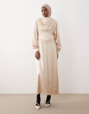 ASOS DESIGN - Hochgeschlossenes Maxikleid aus Satin in Champagner mit Spitzendetail-Weiß