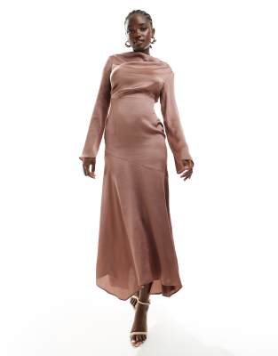 ASOS DESIGN - Hochgeschlossenes Maxikleid aus Satin in Schokoladenbraun mit asymmetrischem Saum-Brown