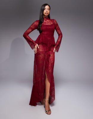 ASOS DESIGN - Hochgeschlossenes Maxikleid aus transparenter Spitze in Himbeerrot mit Schößchen und Body-Futter-Schwarz