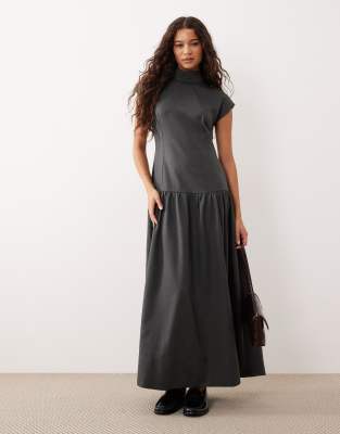 ASOS DESIGN - Hochgeschlossenes Maxikleid in Grau mit tiefer Taille