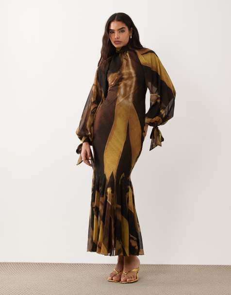 ASOS DESIGN – Hochgeschlossenes Maxikleid in Khaki mit abstraktem Muster und Godet-Saum - view 1