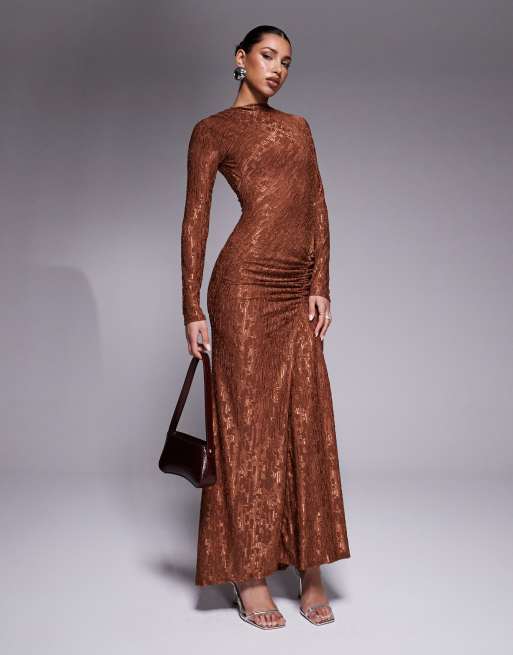 ASOS DESIGN – Hochgeschlossenes Maxikleid in Schokobraun mit Ausbrennersamt-Muster und gerafftem Rock