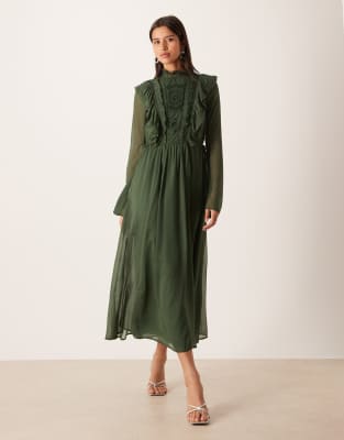 ASOS DESIGN - Hochgeschlossenes Maxikleid in Waldgrün mit Rüschen, Spitzeneinsätzen und Bändern